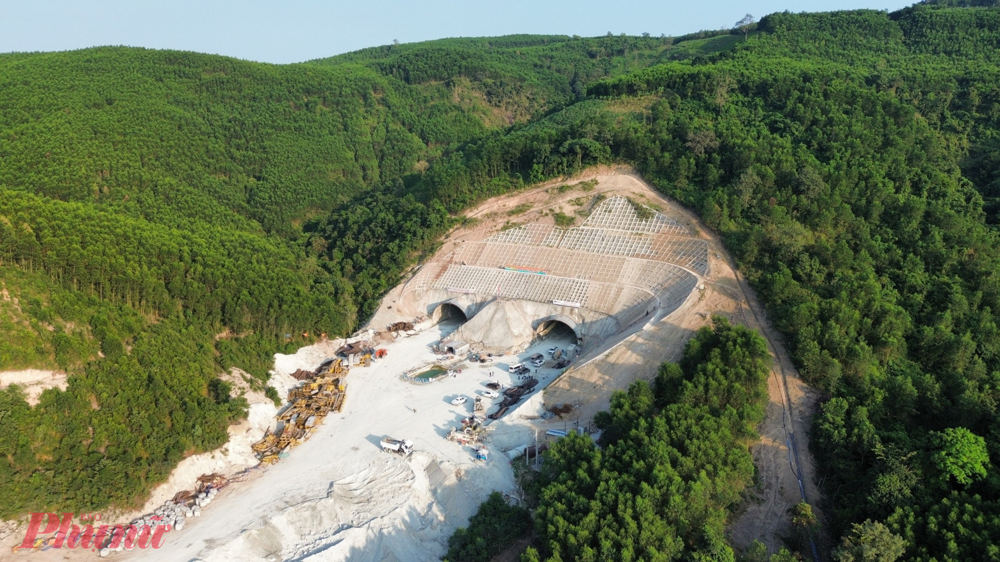 Comment est construit le plus long tunnel à travers la montagne sur l'autoroute Nord-Sud ?