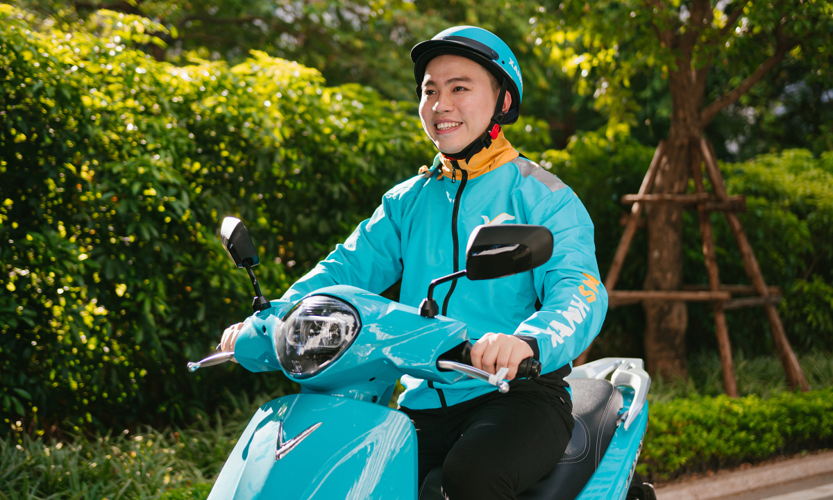 Ho Chi Minh City night running track is illuminated by 100 electric motorbikes