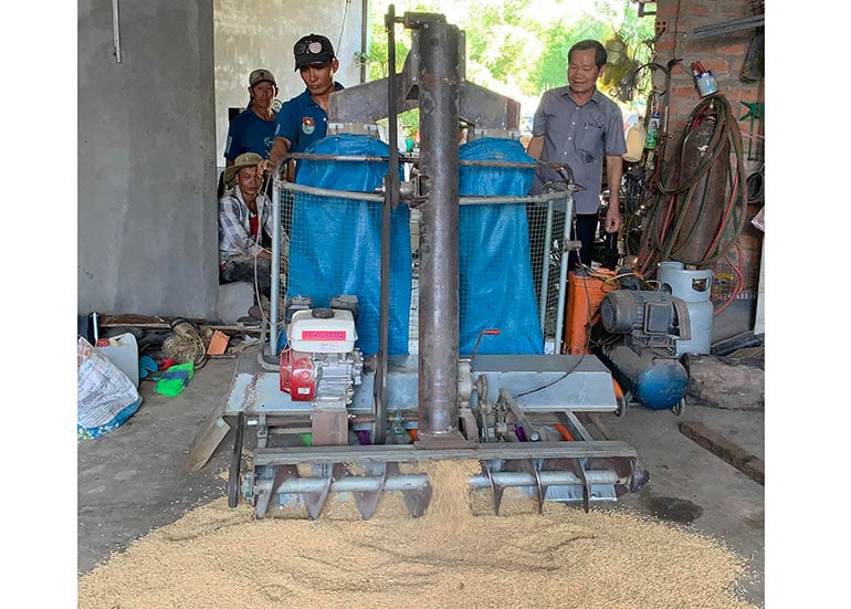 Phu Yen Online - The rice harvesting machine of a rural mechanic