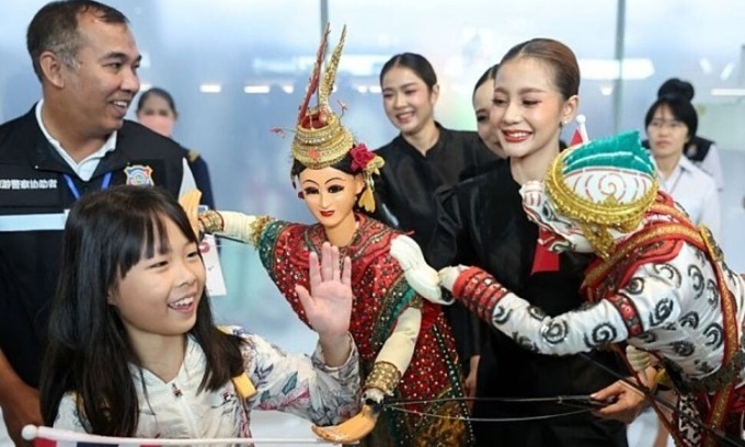 Thailand begrüßte am 25. September die ersten chinesischen Touristen im Rahmen des fünfmonatigen Visumbefreiungsprogramms und überreichte ihnen Geschenke. Foto: Reuters