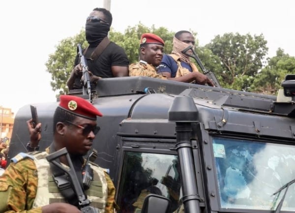 L'armée au pouvoir au Burkina Faso pour 5 ans supplémentaires, attaques armées dans le centre du Mali, les tensions entre le Niger et le Bénin s'apaisent