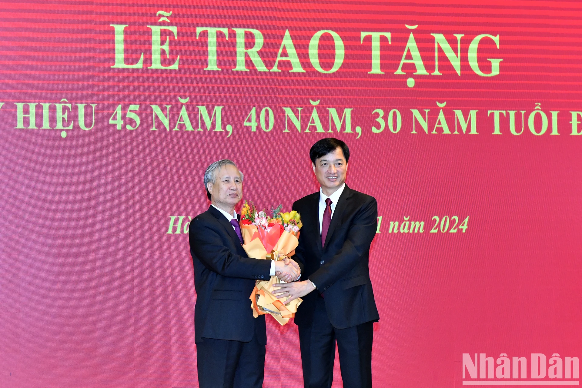 [사진] 쩐꾸옥붕 동지께 45주년 당원 배지 수여 사진 5