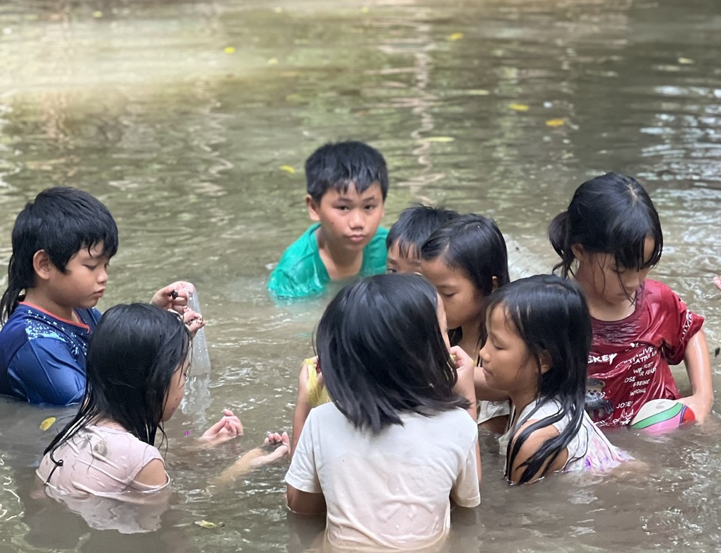 Mẹ vừa mỉa mai lễ ở nhà cho lành, ngày cuối cuống cuồng dắt con đi chơi - 2