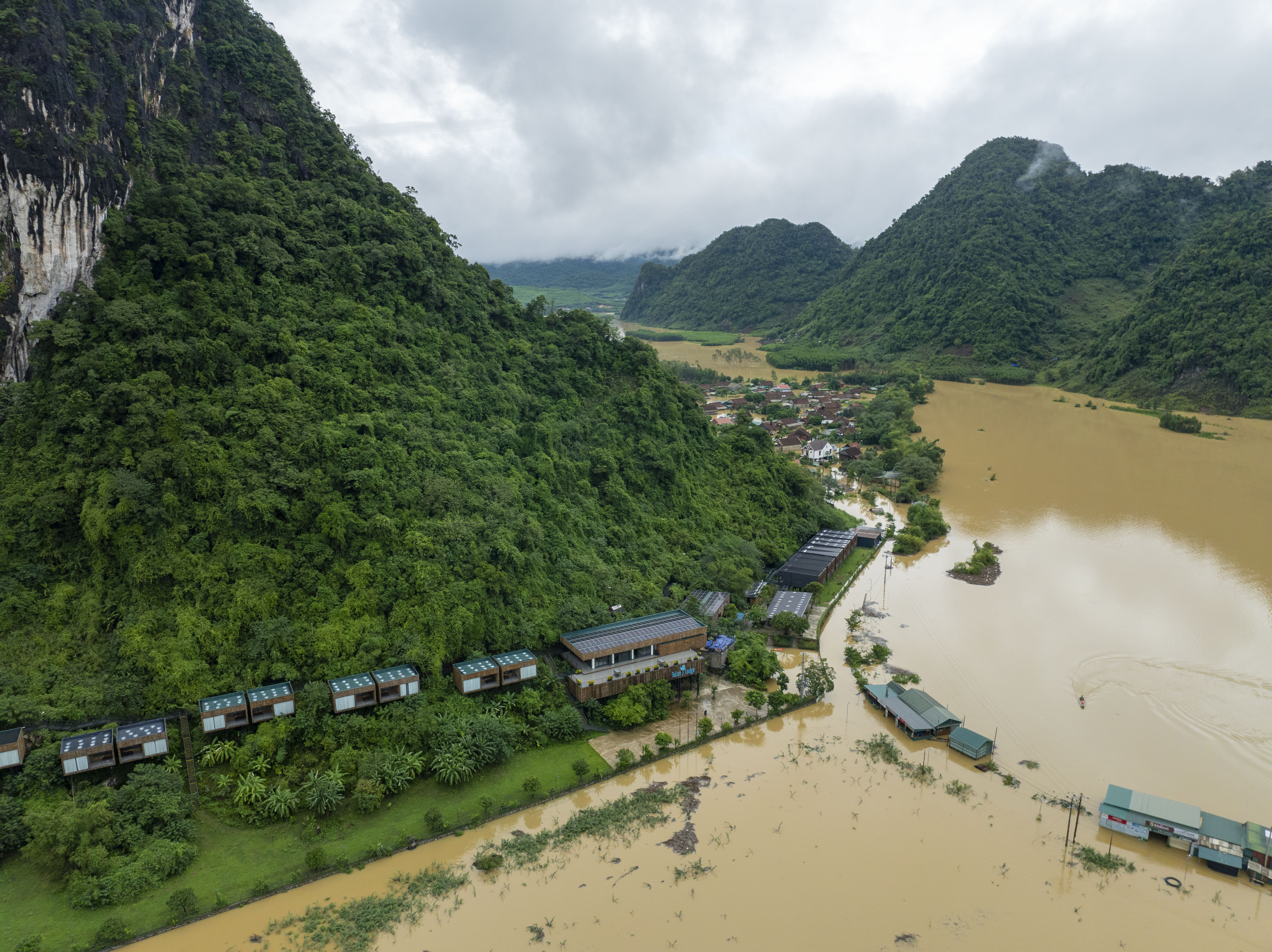 Tu Lan Lodge nhìn từ trên cao. Ở vị trí cao nhất làng Tân Hóa và được xây dựng trên triền núi, nước lụt không thể dâng đến nên nơi này còn là địa điểm cung cấp nước sạch, sạc điện thoại, trú lụt khi cần thiết cho người dân.