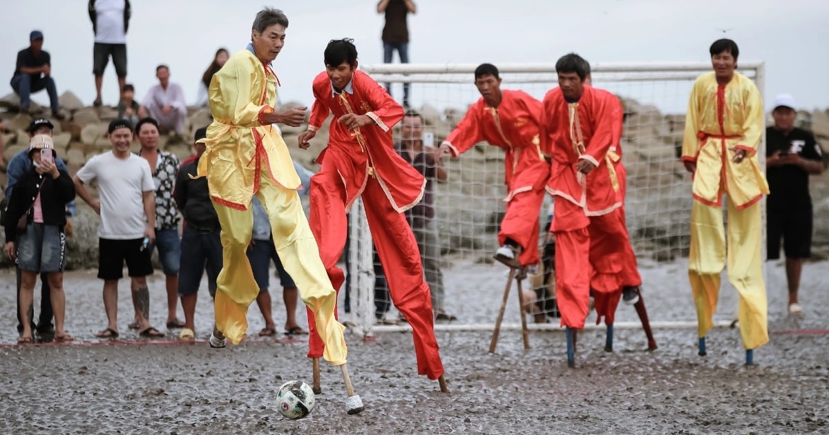 Fischer veranstalten ein Wettrennen und spielen Fußball auf Stelzen beim Walfestival - Can Gio