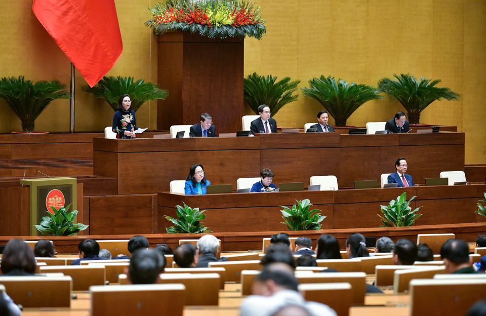 Die stellvertretende Vorsitzende der Nationalversammlung, Nguyen Thi Thanh, hielt eine Abschlussrede bei der Diskussionsrunde - Foto: Quochoi.vn