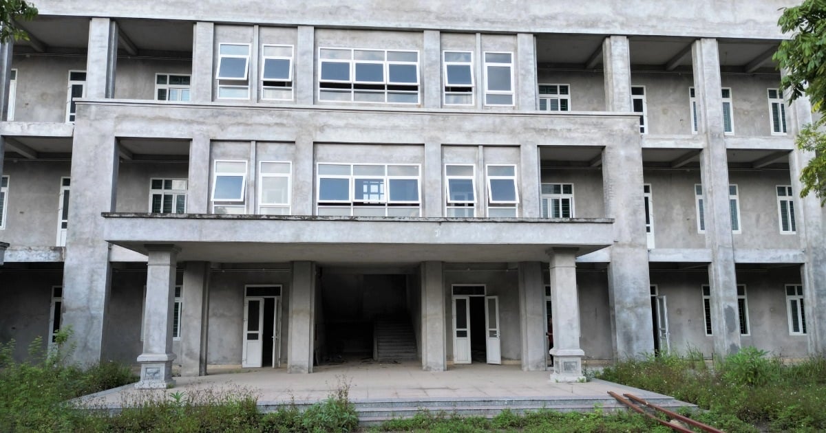 Construction d'une école maternelle inachevée, plus de 100 enfants doivent aller à l'école