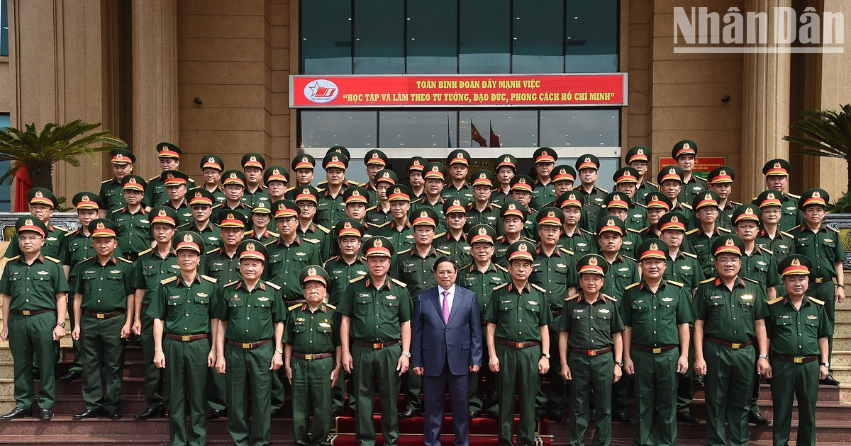 [Foto] Premierminister Pham Minh Chinh besucht und arbeitet beim Armeekorps 12