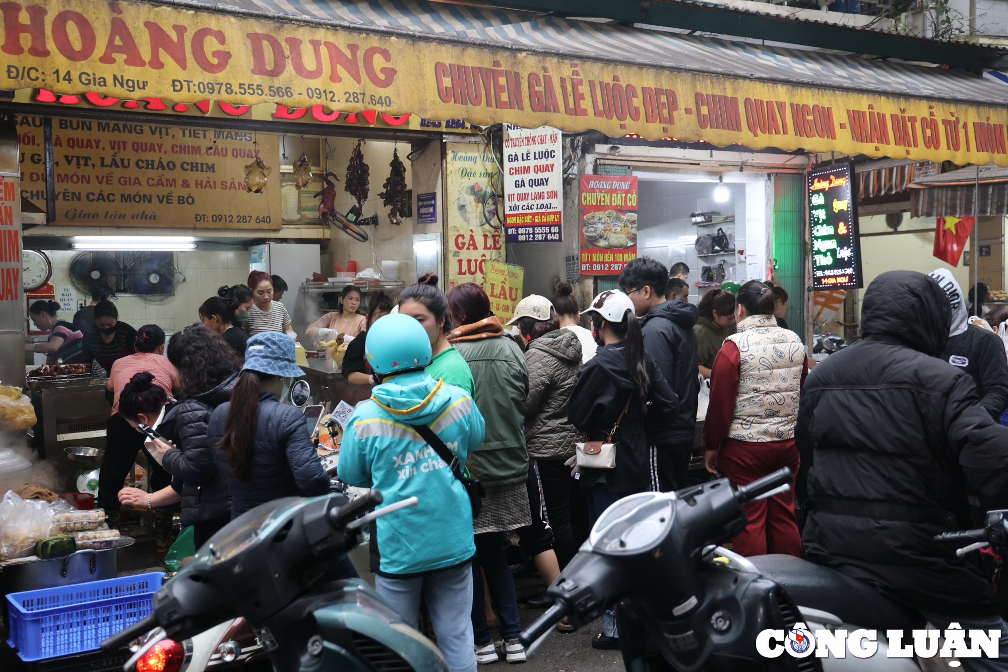 ga ngam hoa hong hut khach tai cho nha giau ha noi hinh 2