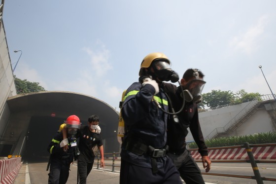 More than 1,279 people participated in a fire drill at the Saigon River Tunnel, photo 16