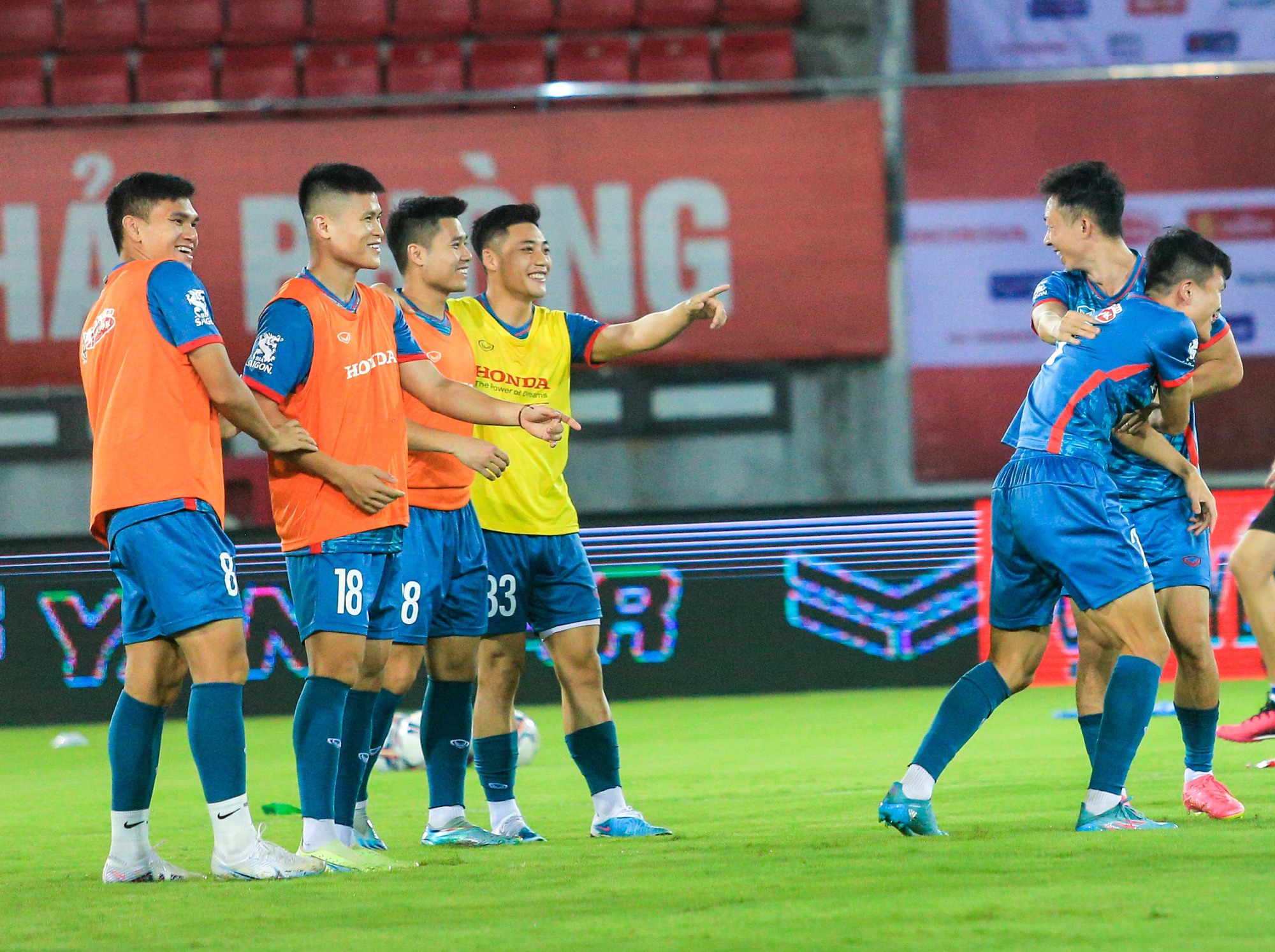 Hồi hộp chờ thử nghiệm của ông Troussier - Ảnh 1.