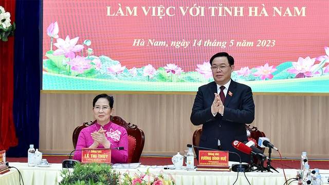 El presidente de la Asamblea Nacional, Vuong Dinh Hue, trabaja con el Comité Provincial del Partido de Ha Nam