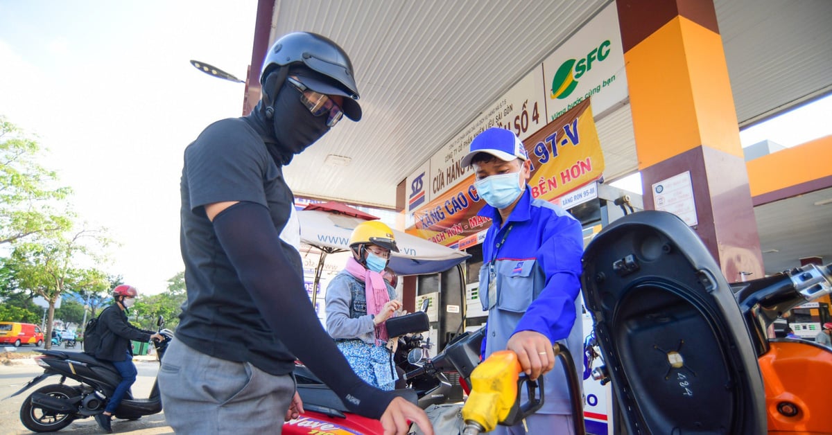 Der Benzinpreis für RON 92 sank um 3 VND, der für RON 95 stieg um 33 VND/Liter