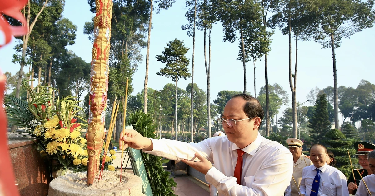 Les dirigeants de Ho Chi Minh-Ville offrent de l'encens et des fleurs aux martyrs héroïques de Cu Chi