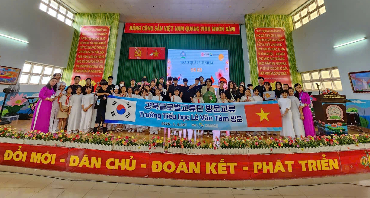 Học sinh TP.HCM nhảy 'APT.' tưng bừng cùng học sinh Hàn Quốc- Ảnh 3.