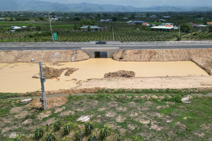 El paso subterráneo de la autopista y la calle residencial a lo largo de la autopista en la ciudad de Ma Lam (distrito de Ham Thuan Bac) están en construcción y se inundaron después de varias lluvias. Foto: Viet Quoc