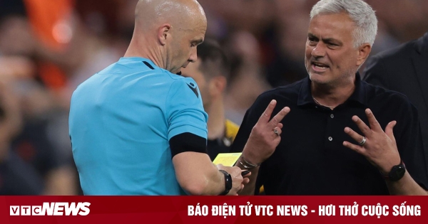 Lăng mạ trọng tài, HLV Mourinho trả giá cực đắt