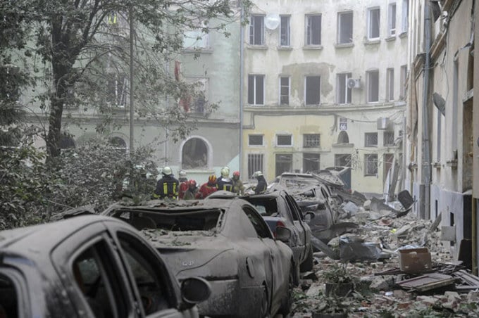 Los rescatistas intentan llegar a las personas atrapadas en un bloque de apartamentos dañado después de un ataque en Lviv el 5 de julio. Foto: AP