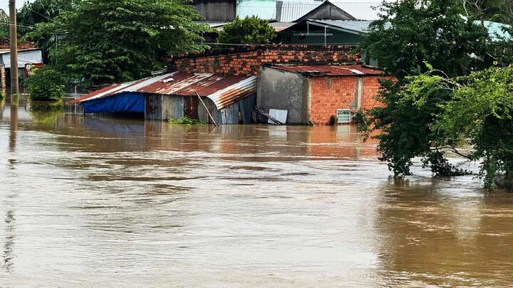 Viele Häuser im Bezirk Ham Thuan Bac stehen tief im Wasser (Foto: T.T)