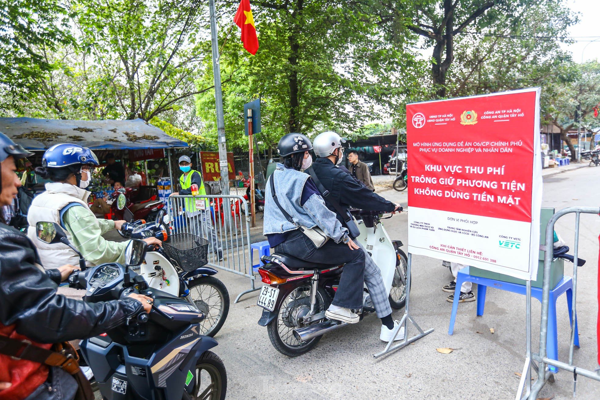 Cashless parking fee collection, no more waiting for hours at Tay Ho Palace festival on Tet holiday photo 18