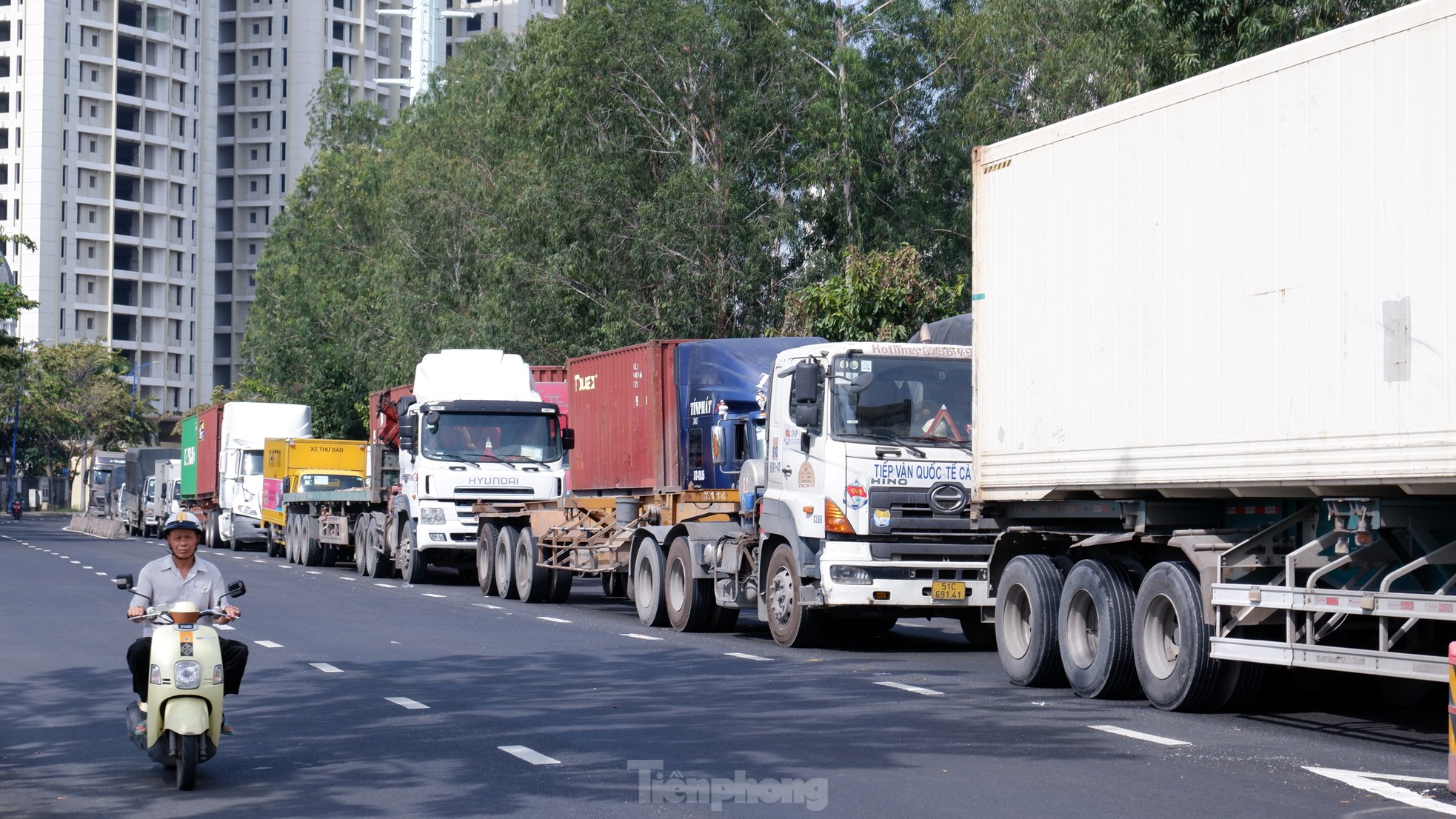 Long queue of trucks 'standing still' on the way to Cat Lai port, HCMC photo 9