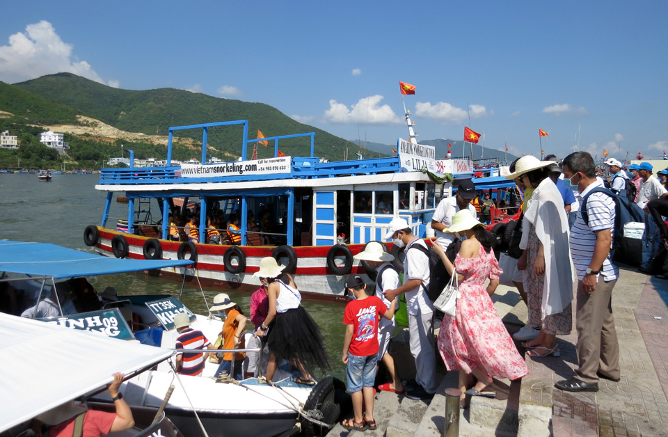 Nha Trang es uno de los destinos elegidos por las empresas turísticas para atraer visitantes en lugar del inundado destino turístico del norte. Foto: Hoai Nam