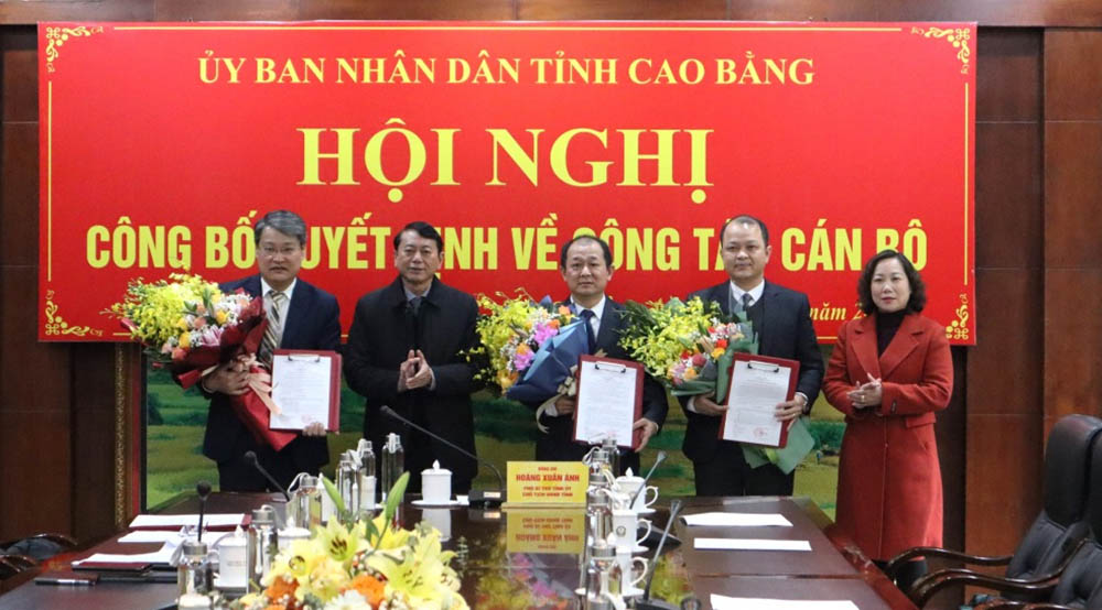 Leiders van de Provinciale Volksraad en het Volkscomité feliciteerden de kameraden met het ontvangen van de overplaatsings- en benoemingsbesluiten. Foto: Chinhphu.vn.