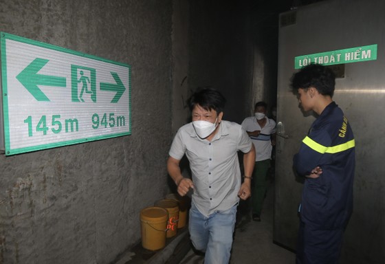 More than 1,279 people participated in a fire drill at the Saigon River Tunnel, photo 15