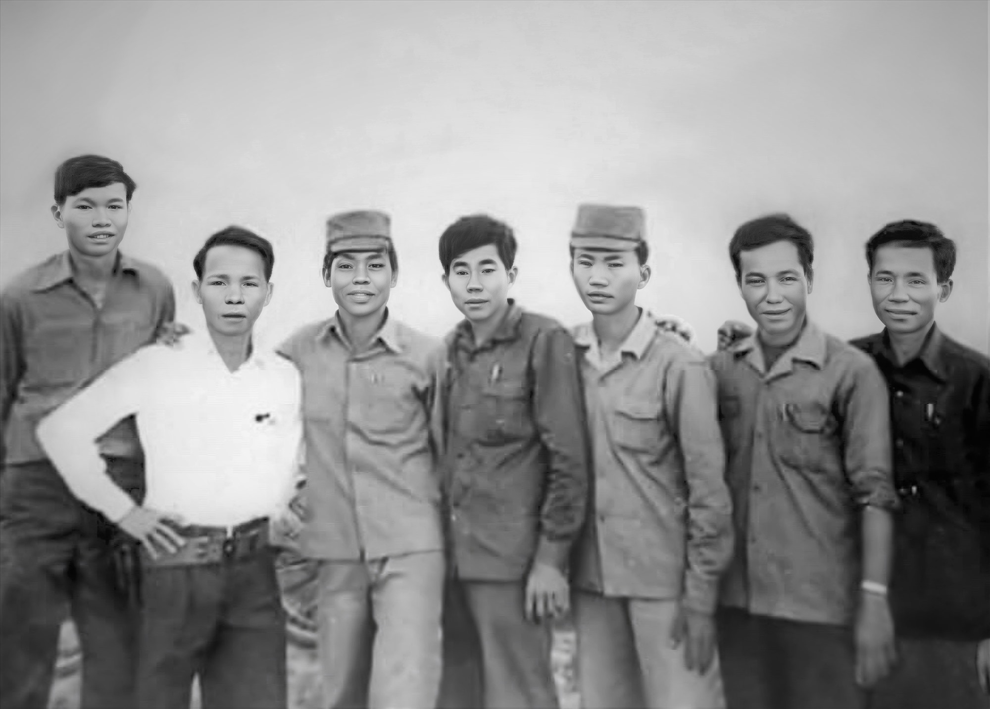 M. Do Thanh Hung (au centre) et les dirigeants des forces armées de la commune de Dien Thang ont pris une photo souvenir après 1975. Source : Histoire du Comité du Parti de la commune de Dien Thang (1930 - 2005)
