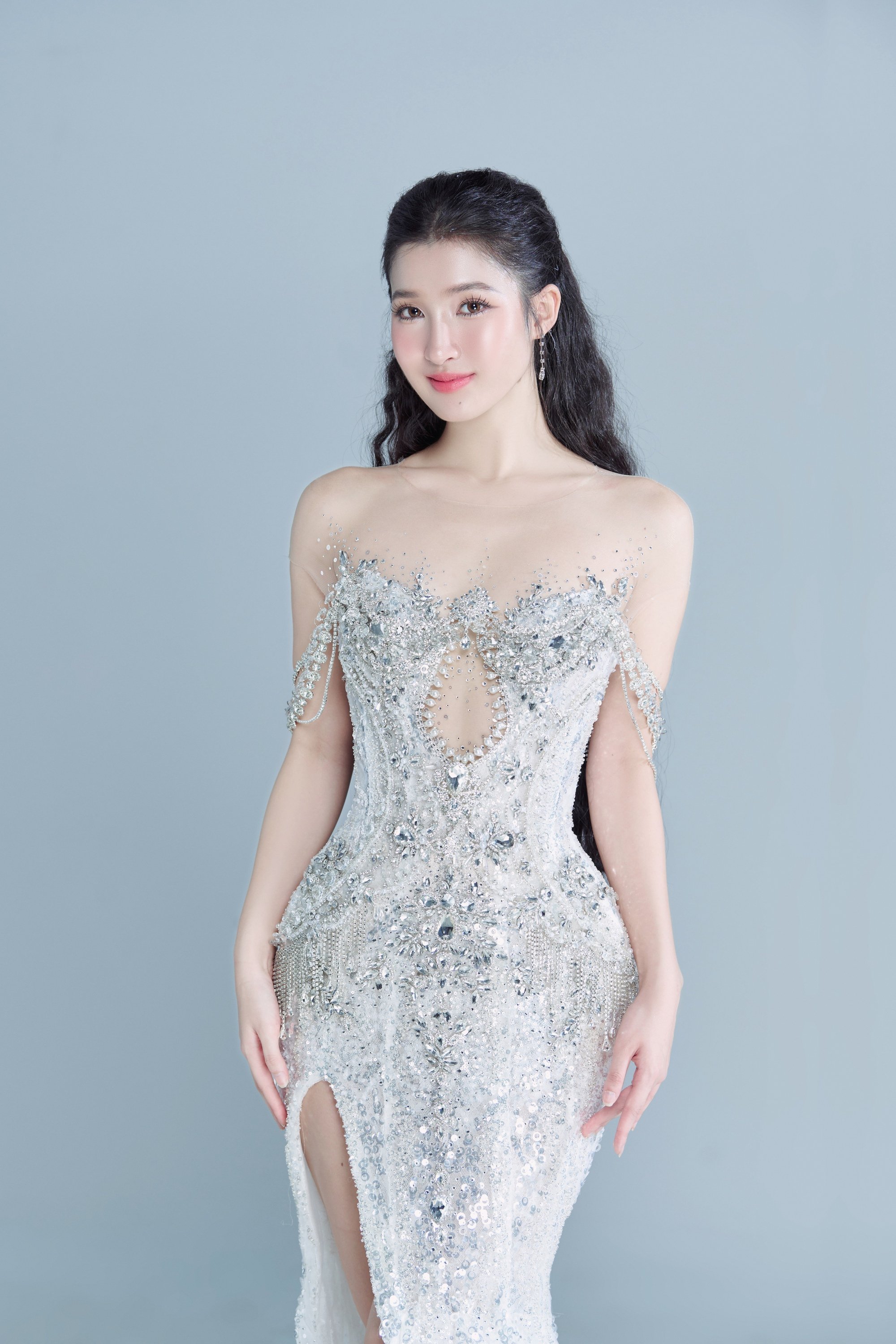 Ngơ ngẩn ngắm Phương Nhi "lên đồ" trắng muốt cho đêm chung kết Miss International 2023 - Ảnh 11.