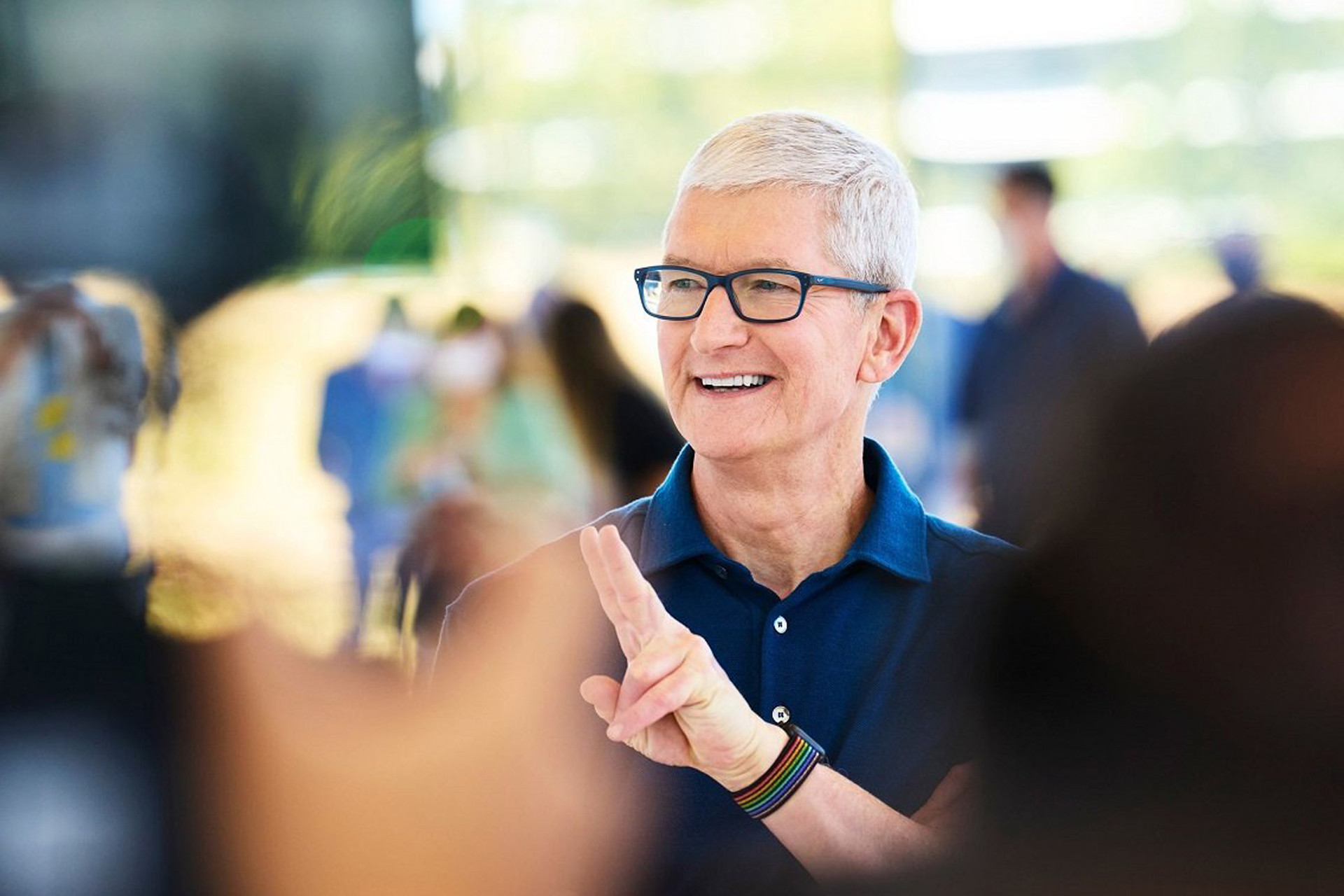 CEO Apple Tim Cook được giới trẻ Việt vây kín khi bất ngờ có mặt tại Hà Nội