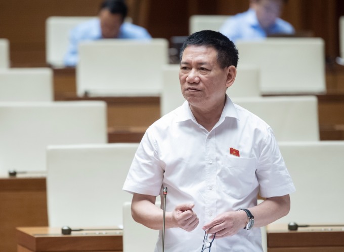 Le ministre des Finances Ho Duc Phoc a répondu aux questions de l'Assemblée nationale le matin du 6 novembre. Photo : Ngoc Thanh