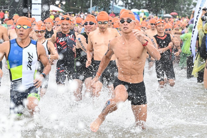 Athletes starting at the Aquaman Vietnam 2022 tournament in Tra Co, Quang Ninh. Photo: AV