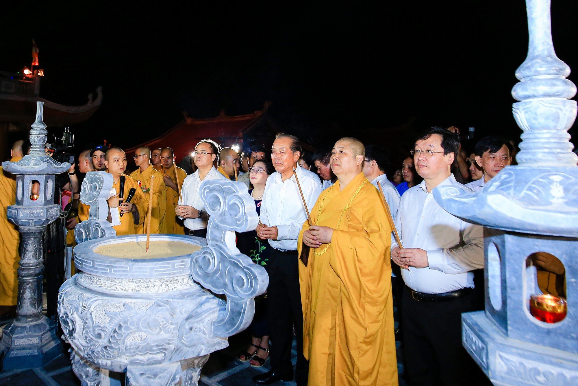 Đại lễ Phật đản, thắp nến cầu nguyện hòa bình tại chùa Đại Tuệ - Ảnh 1.