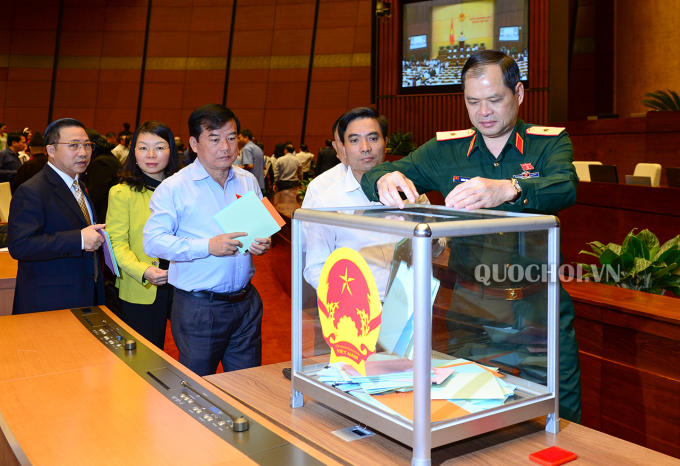 National Assembly deputies put their votes of confidence into the ballot box at the October 2018 session. Photo: National Assembly Media