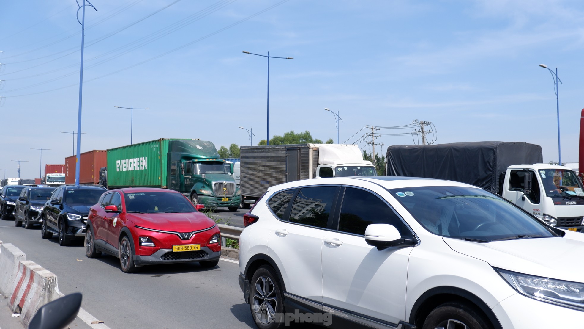 Long queue of trucks 'standing still' on the way to Cat Lai port, HCMC photo 14