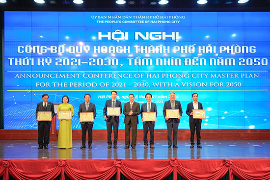 On this occasion, Hai Phong City People's Committee awarded certificates of merit to 7 groups and 1 individual. Photo: Dam Thanh