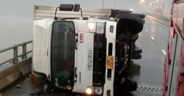 Truck overturned on the road, Hai Van tunnel temporarily closed