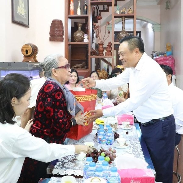 Hanoi Chairman visits meritorious people and policy beneficiaries on the occasion of July 27