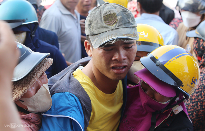 Relatives burst into tears when the rescued fisherman returned home. Photo: Dac Thanh