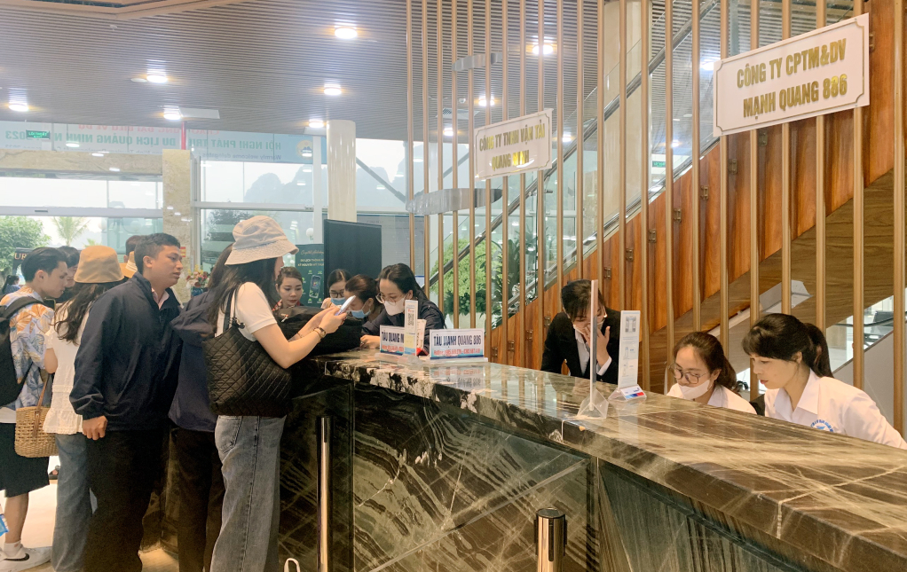 Turistas hacen fila para comprar boletos para viajar a las comunas insulares de los distritos de Van Don y Co To en el puerto de lujo de Ao Tien. Foto: Manh Truong