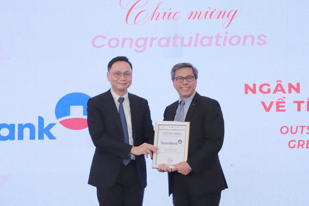 Mr. Nguyen Thanh Tung, Director of Corporate Banking Division of VietinBank received the award from the Organizing Committee. Photo: VietinBank