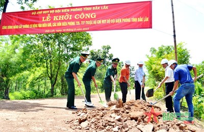 La Guardia Fronteriza Provincial de Dak Lak inicia la construcción de la mejora de la carretera móvil hacia la frontera