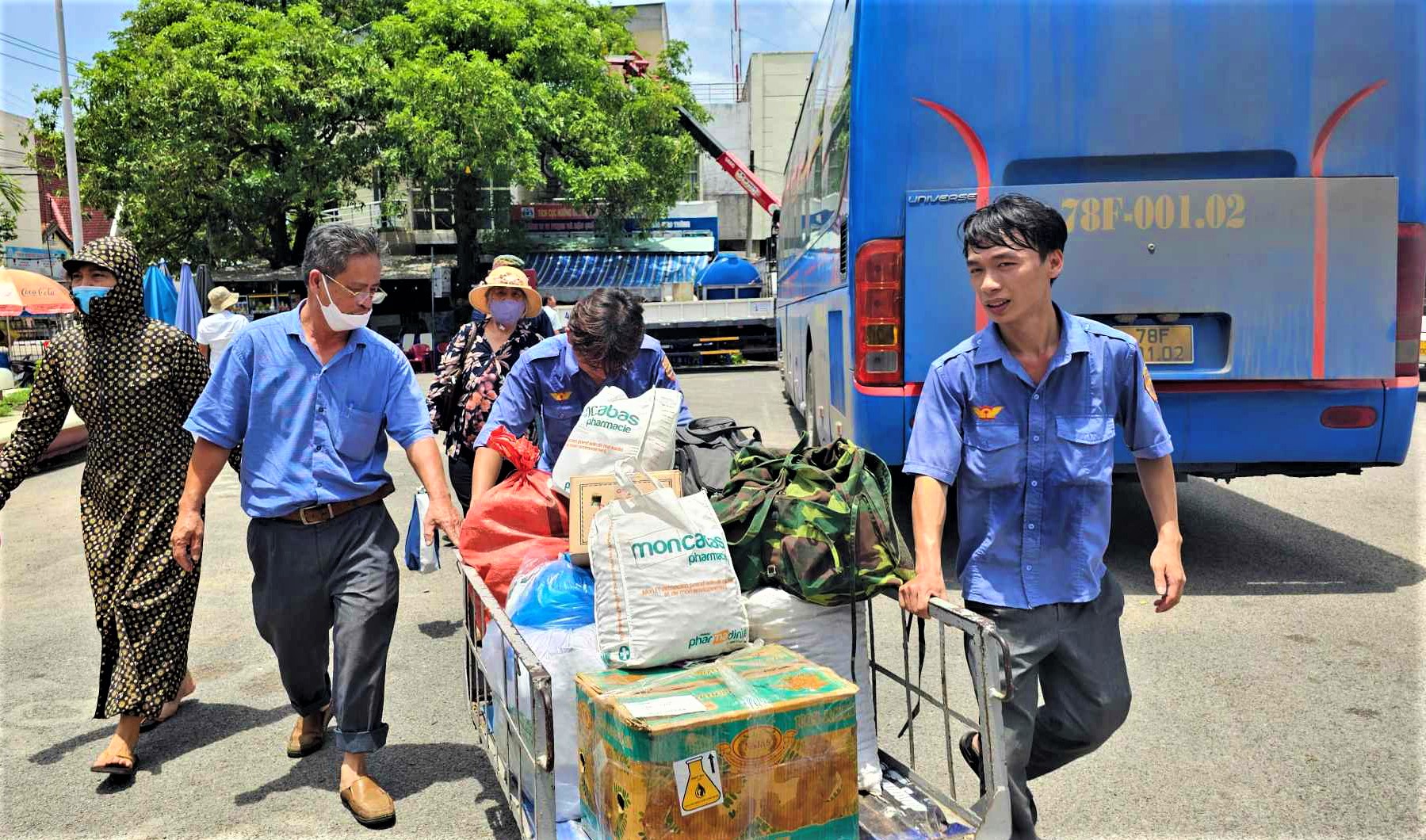 Đường sắt căng mình hỗ trợ khách trung chuyển qua điểm sạt lở hầm Chí Thạnh- Ảnh 4.