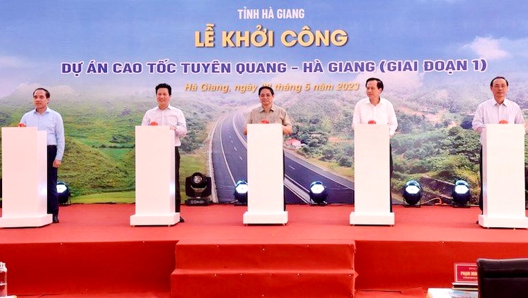 Thủ tướng Phạm Minh Chính và các đồng chí lãnh đạo thực hiện nghi thức khởi công dự án. 