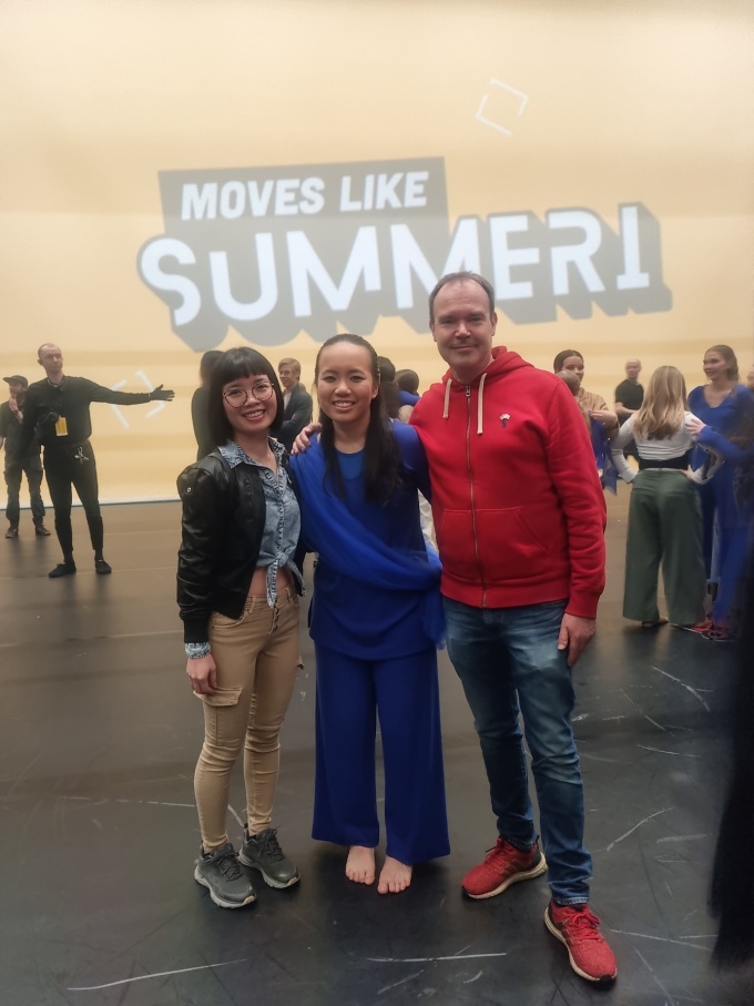 Bambi, Anna und Peter (von links), als Anna den Tanzwettbewerb „Moves Like Sumeri“ im finnischen Fernsehen YLE gewinnt. Foto von : Character provided