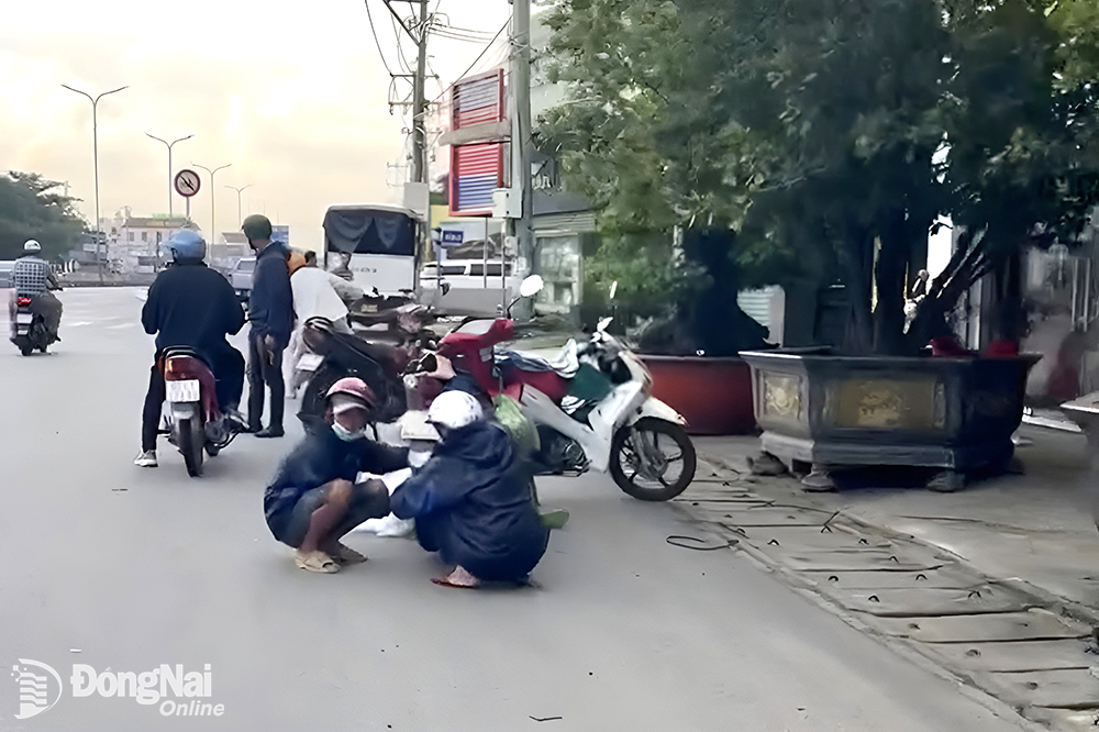 Hàng chục xe máy bất ngờ bị lủng bánh do cán các mảnh kim loại trên quốc lộ 51 (TT.Long Thành, H.Long Thành). Ảnh: CTV