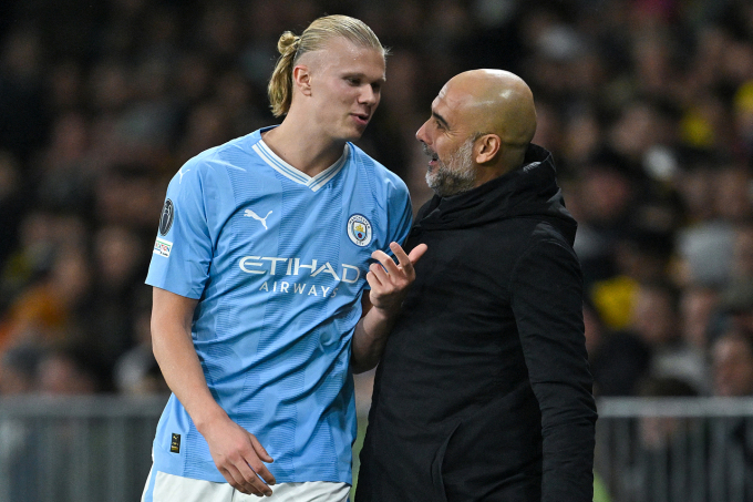 Haaland (links) und Trainer Guardiola während des Spiels zwischen Man City und Young Boys in der Champions League, das am 25.20.2023 im Wankdorfstadion in Bern stattfindet. Foto: AFP