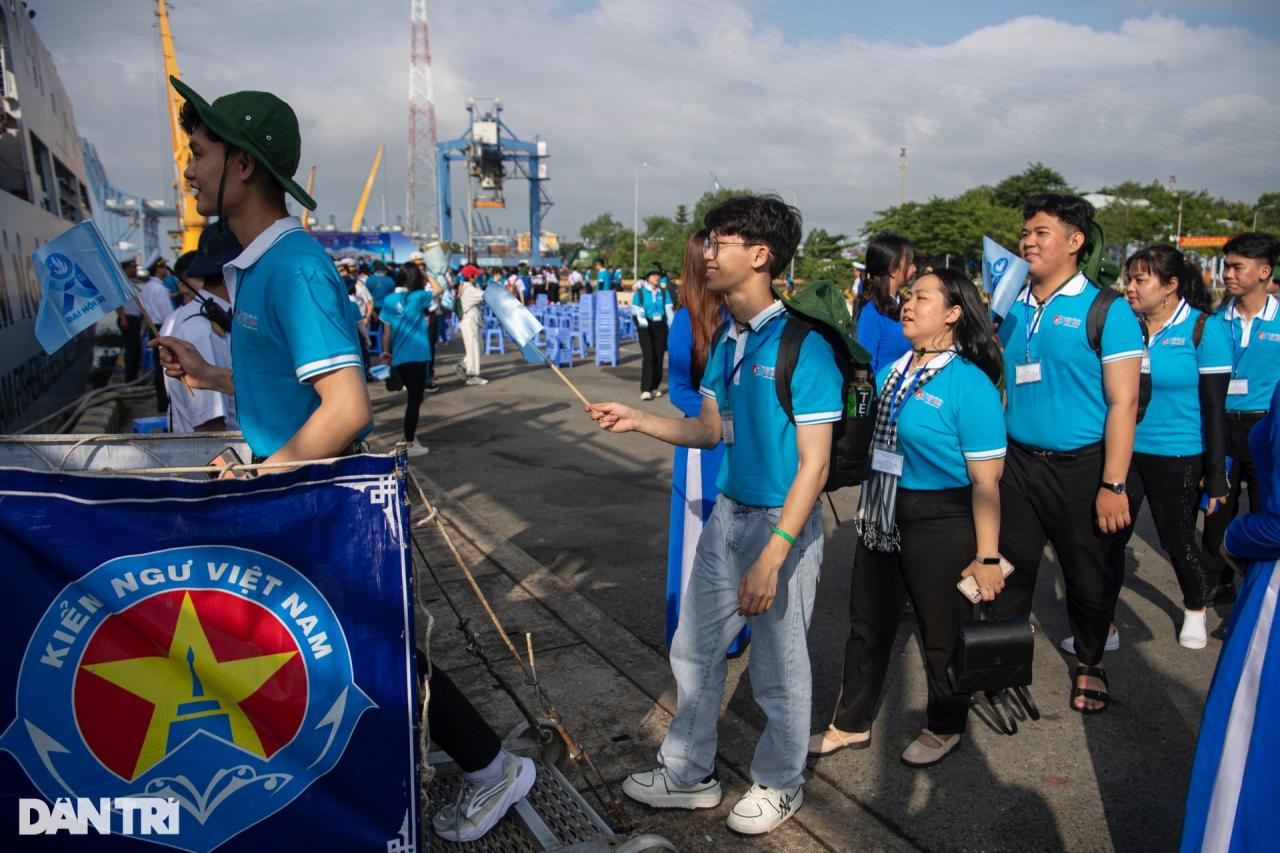 Hơn 200 thanh niên, sinh viên rưng rưng niềm tự hào tới thăm Trường Sa - 1