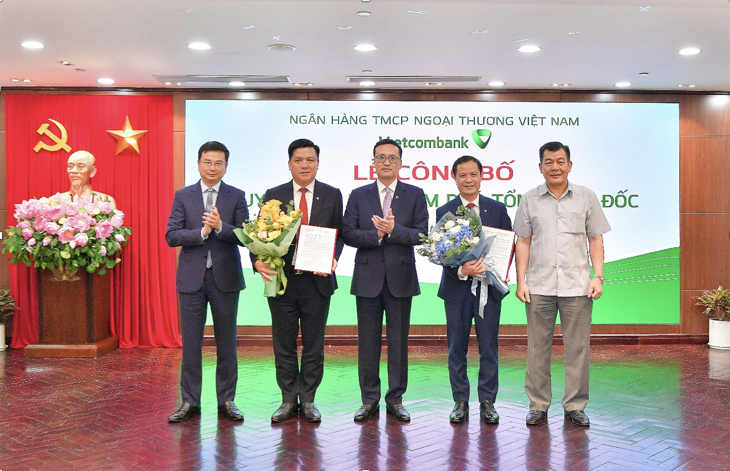 Vietcombank bổ nhiệm 2 tân Phó tổng giám đốc - Ảnh 1.